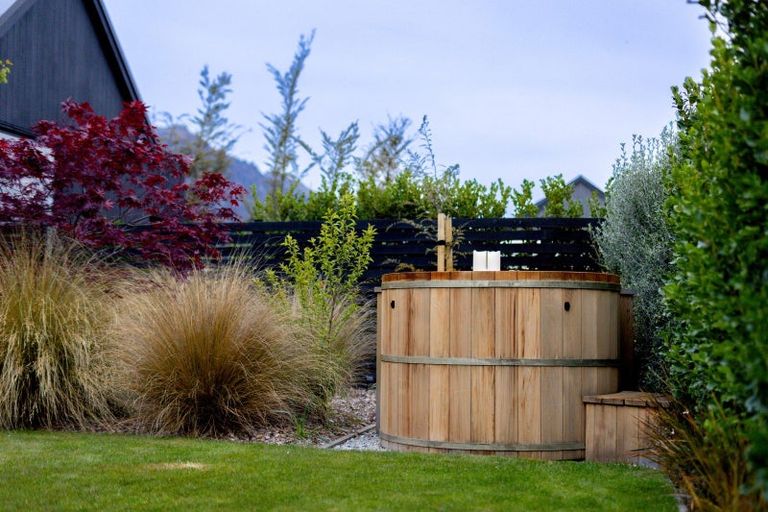 Photo of property in 2 Fife Court, Jacks Point, Queenstown, 9371