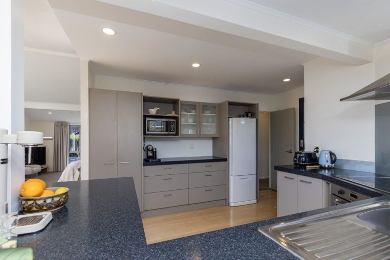 Photo of property in 11 Hadfield Place, Paraparaumu Beach, Paraparaumu, 5032