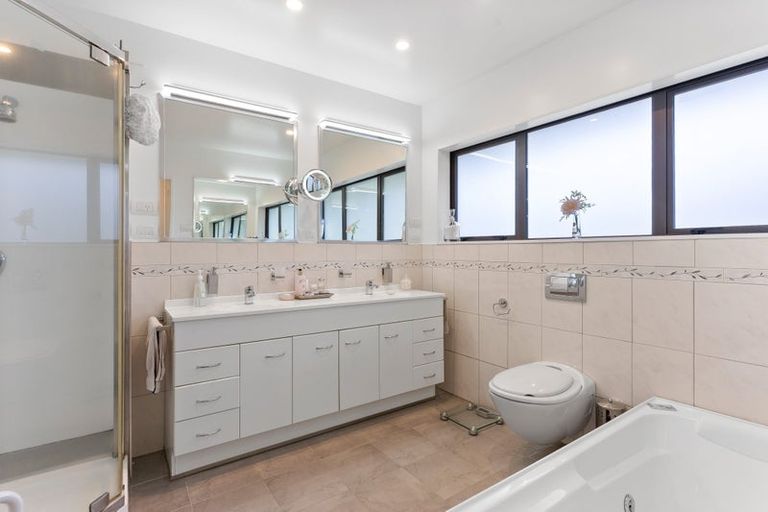 Photo of property in 32 Amante Crescent, Mairangi Bay, Auckland, 0630