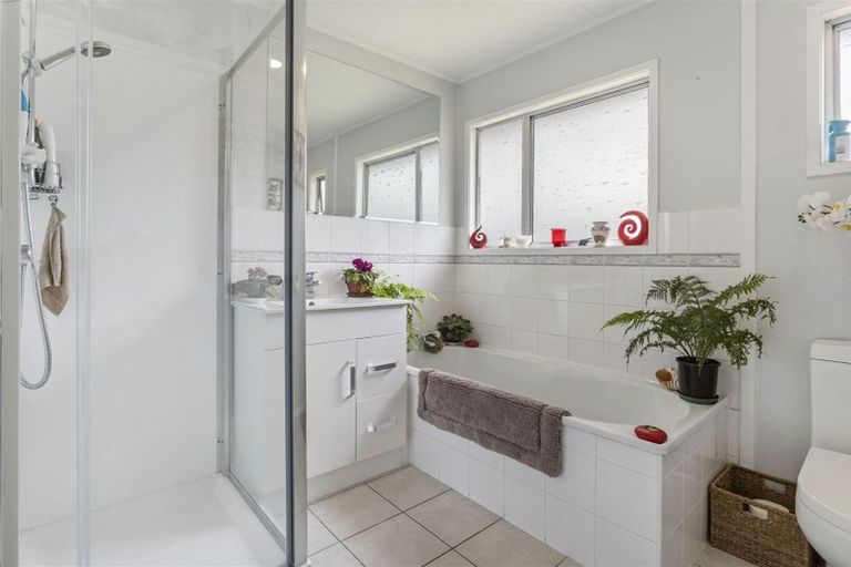 Photo of property in 7 Woodman Place, West Harbour, Auckland, 0618