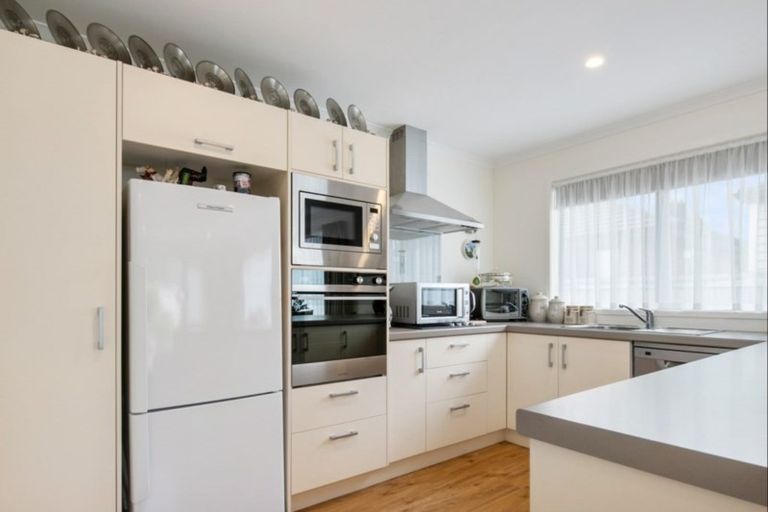 Photo of property in 8 Savage Crescent, Upper Hutt Central, Upper Hutt, 5018