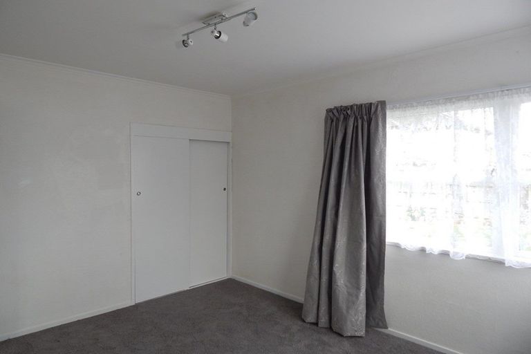 Photo of property in 2/124 Te Atatu Road, Te Atatu South, Auckland, 0610
