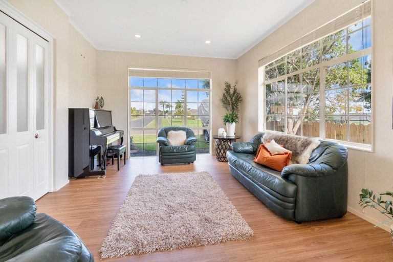 Photo of property in 11 Corta Bella Place, Golflands, Auckland, 2013