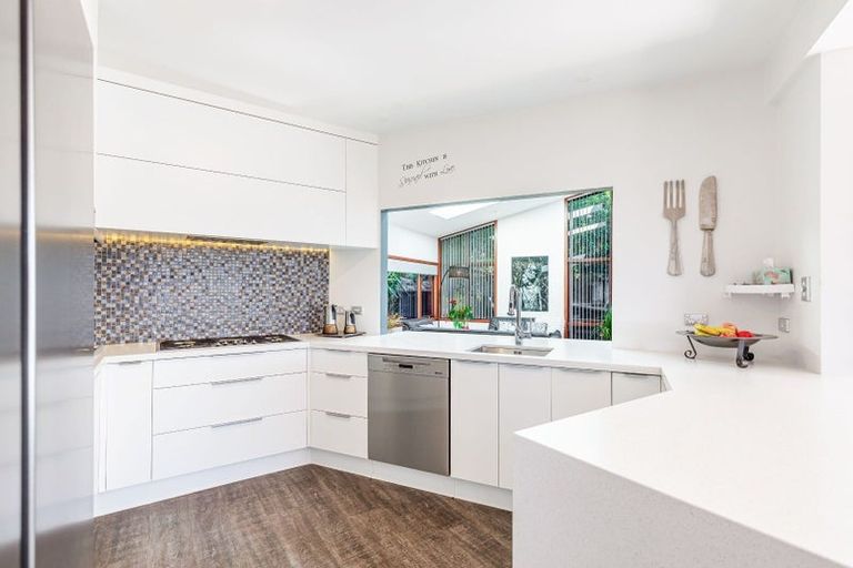 Photo of property in 2 Okewa Road, Titirangi, Auckland, 0604