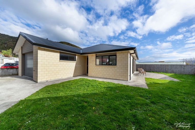 Photo of property in 25 Helvetia Grove, Naenae, Lower Hutt, 5011