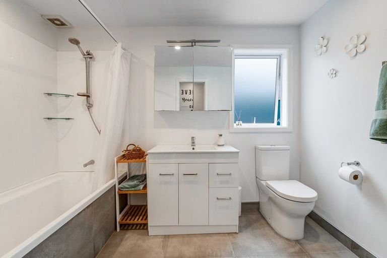 Photo of property in 1/302 Sunset Road, Windsor Park, Auckland, 0632