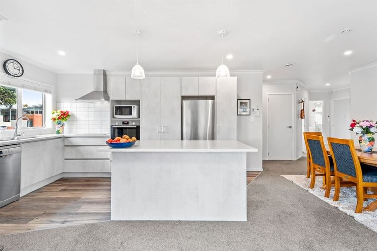 Photo of property in 1 Waitaha Close, Orewa, 0931