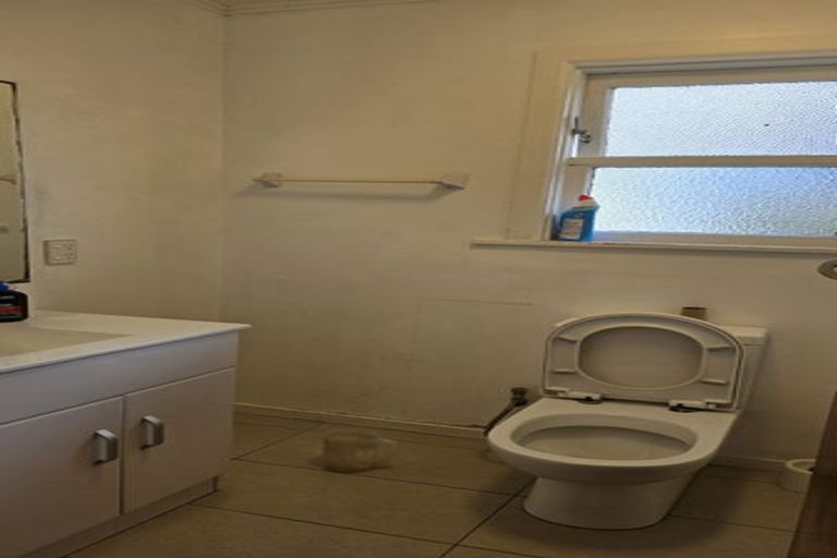 Photo of property in 4 Binsted Road, New Lynn, Auckland, 0600