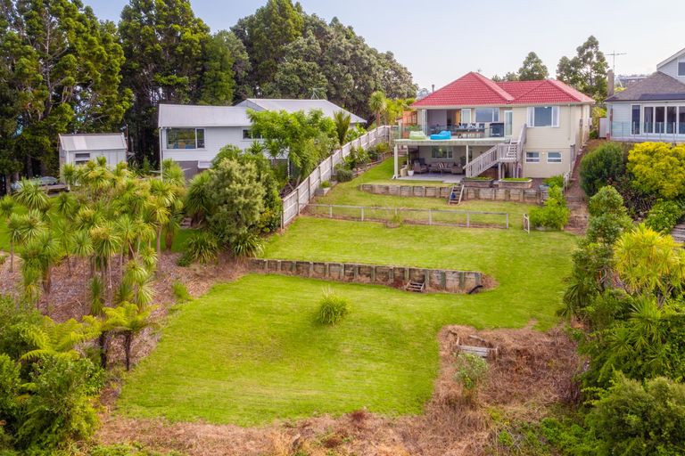 Photo of property in 32 Arama Avenue, Titirangi, Auckland, 0604