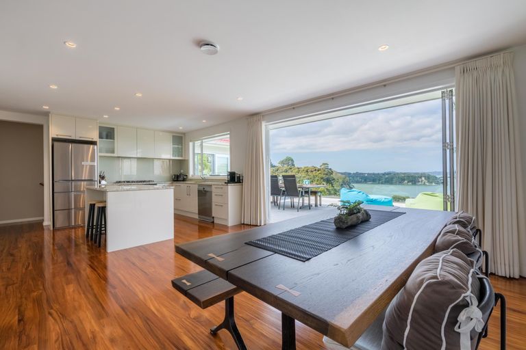Photo of property in 32 Arama Avenue, Titirangi, Auckland, 0604