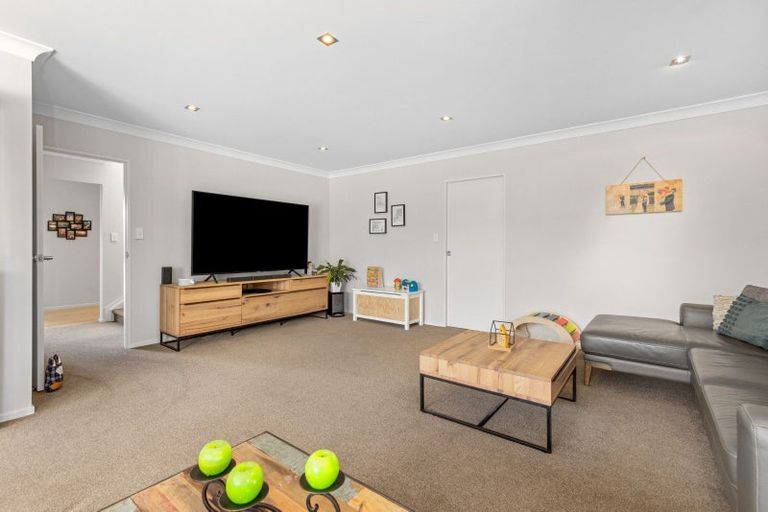 Photo of property in 16 Chippewa Place, Conifer Grove, Takanini, 2112