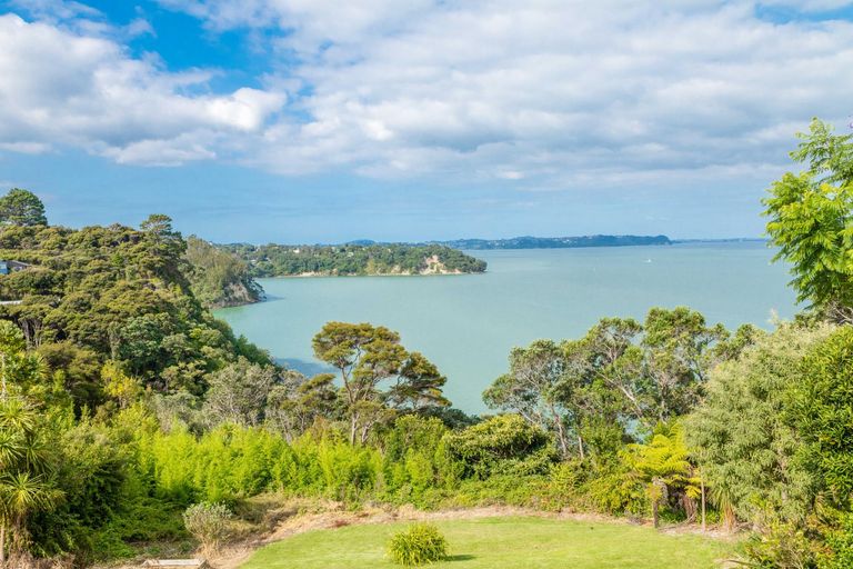 Photo of property in 32 Arama Avenue, Titirangi, Auckland, 0604