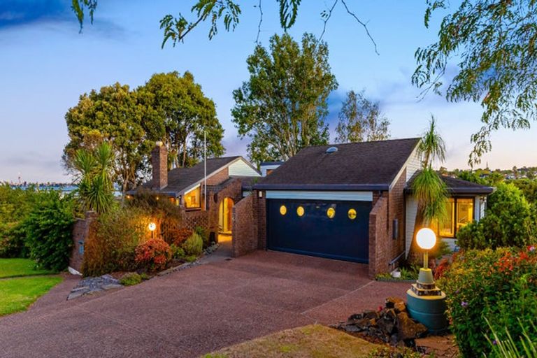 Photo of property in 5 Clearwater Cove, West Harbour, Auckland, 0618