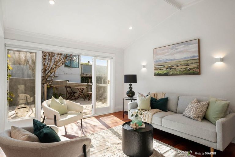 Photo of property in 24 Wha Street, Lyall Bay, Wellington, 6022