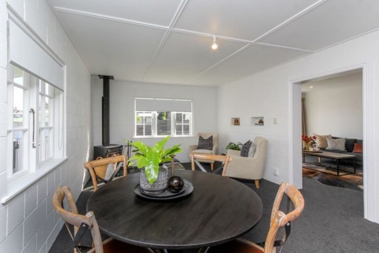 Photo of property in 43 Cumberland Street, Merrilands, New Plymouth, 4312