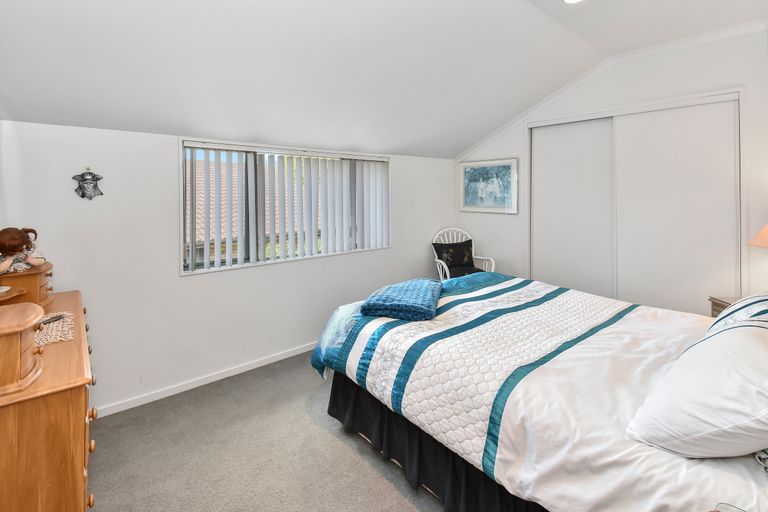 Photo of property in 2/11 The Rosebowl, Sunnyhills, Auckland, 2010