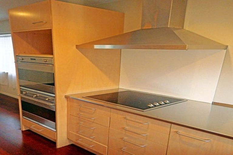 Photo of property in 8 Durham Street, Te Atatu Peninsula, Auckland, 0610