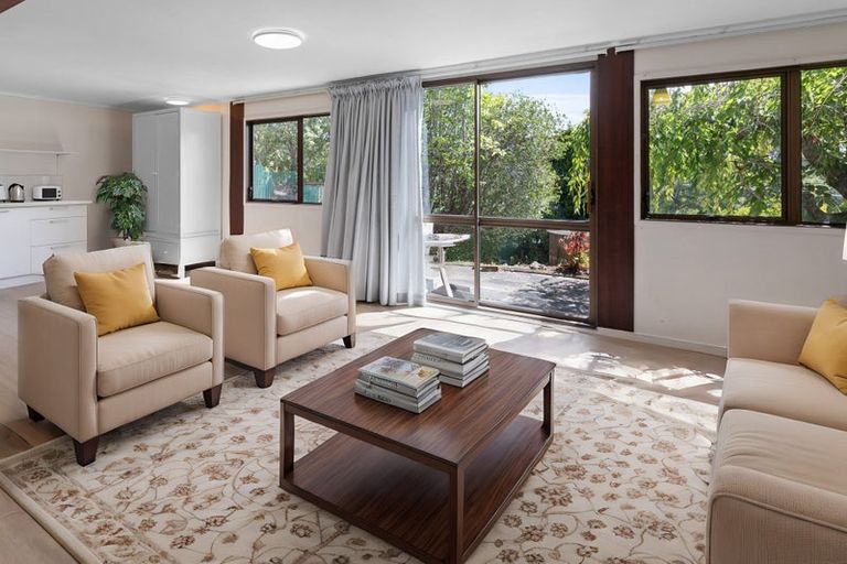 Photo of property in 77 Avonleigh Road, Green Bay, Auckland, 0604