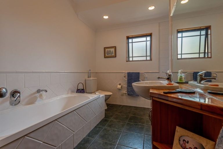 Photo of property in 2 Heritage Place, Terrace End, Palmerston North, 4410