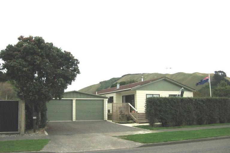 Photo of property in 27 Poneke Drive, Waikanae, 5036