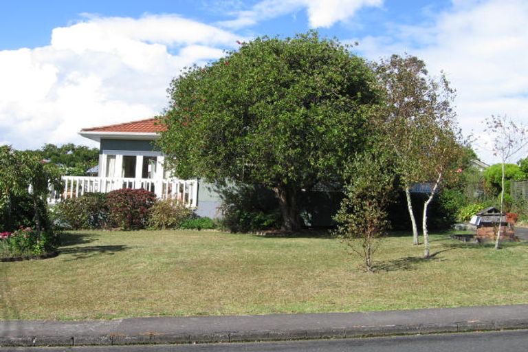 Photo of property in 2/4 Cleve Road, Green Bay, Auckland, 0604