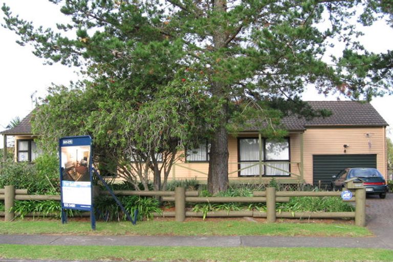 Photo of property in 1 Mark Edward Drive, Half Moon Bay, Auckland, 2012