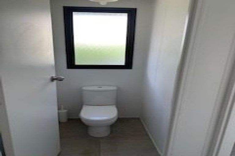 Photo of property in 28 Devonshire Road, Unsworth Heights, Auckland, 0632