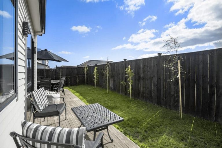 Photo of property in 11 Koiora Road, Clarks Beach, 2122