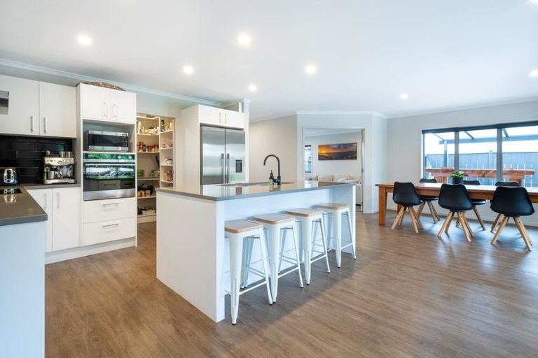 Photo of property in 17 Eric Farley Drive, Kumeu, 0810