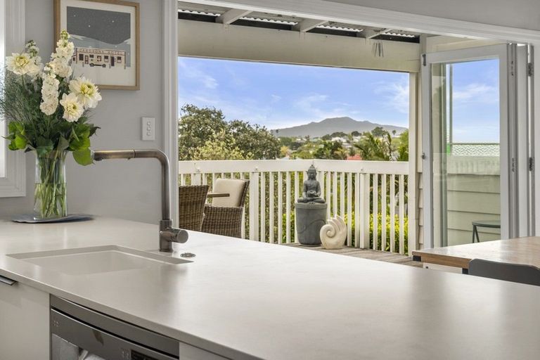 Photo of property in 100 Calliope Road, Stanley Point, Auckland, 0624