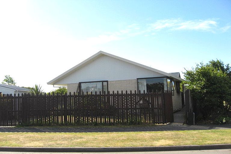 Photo of property in 6 Farnley Place, Parklands, Christchurch, 8083
