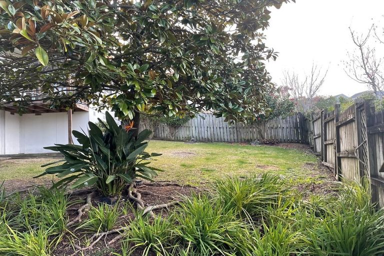 Photo of property in 72 Totaravale Drive, Totara Vale, Auckland, 0629