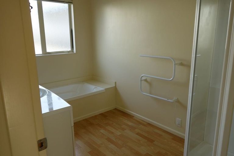 Photo of property in 6b Kinapori Terrace, Newlands, Wellington, 6037