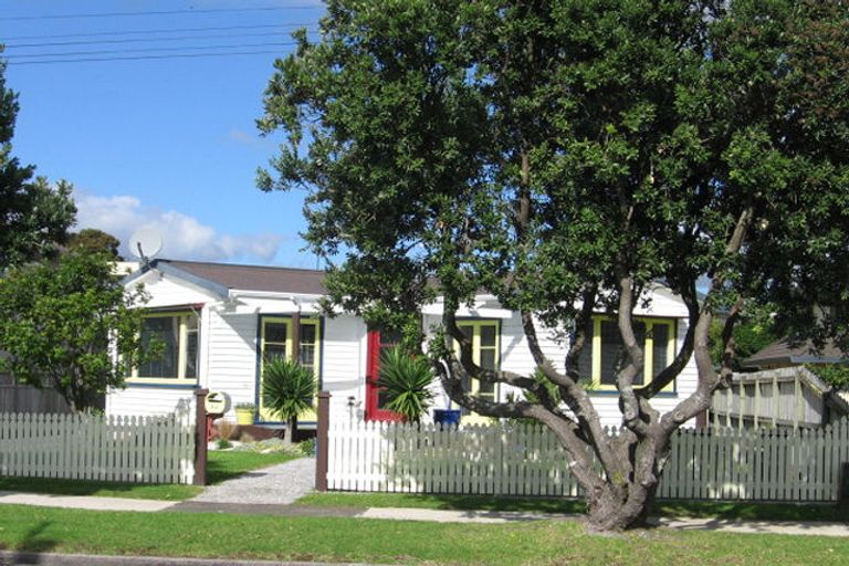 Photo of property in 2/4 Eastern Beach Road, Eastern Beach, Auckland, 2012