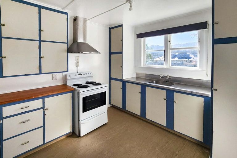 Photo of property in 32 Bird Grove, Stokes Valley, Lower Hutt, 5019