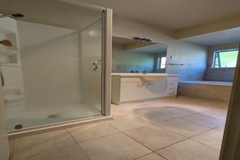 Photo of property in 77 Beechdale Crescent, Pakuranga Heights, Auckland, 2010