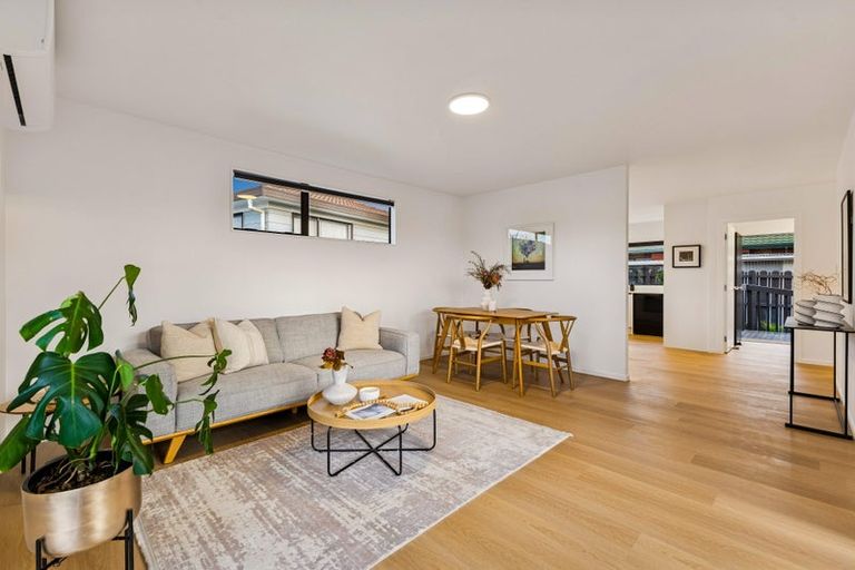 Photo of property in 2/4 Myna Place, Weymouth, Auckland, 2103