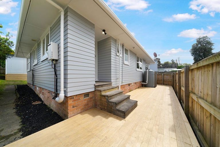 Photo of property in 6 Cajero Place, Green Bay, Auckland, 0604