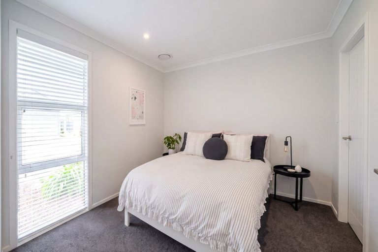 Photo of property in 15 Rewarewa Way, Timberlea, Upper Hutt, 5018