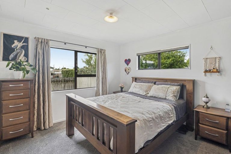 Photo of property in 43 Matthew Place, Kawaha Point, Rotorua, 3010