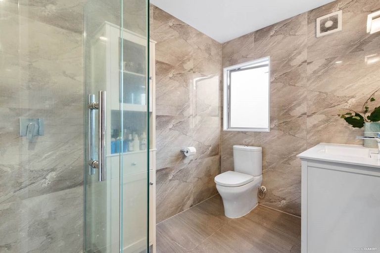 Photo of property in 1/2 Stoneleigh Court, Sunnynook, Auckland, 0632