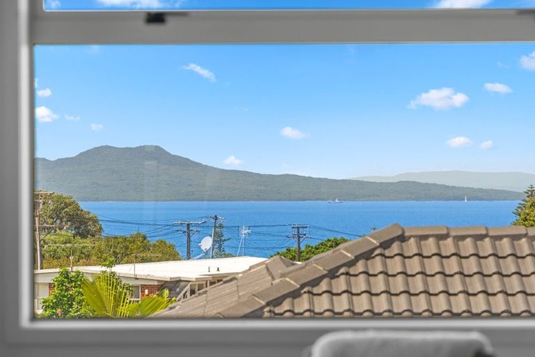 Photo of property in 10a Scarboro Terrace, Murrays Bay, Auckland, 0630