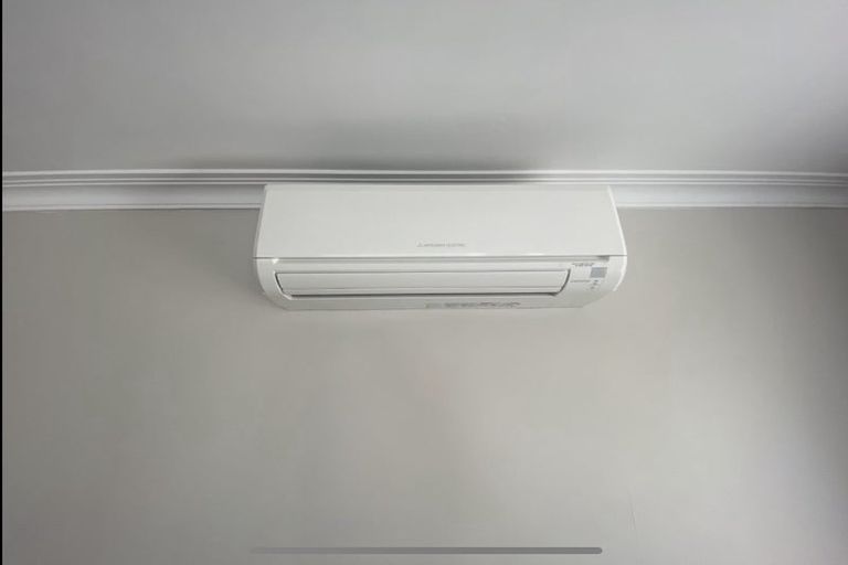 Photo of property in 5 Hallberry Road, Mangere East, Auckland, 2024