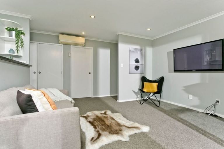 Photo of property in 21 Nottingham Place, Northcross, Auckland, 0630