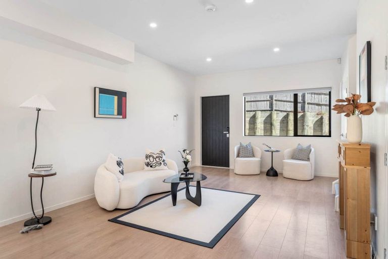 Photo of property in 4d Flaunty Place, West Harbour, Auckland, 0618