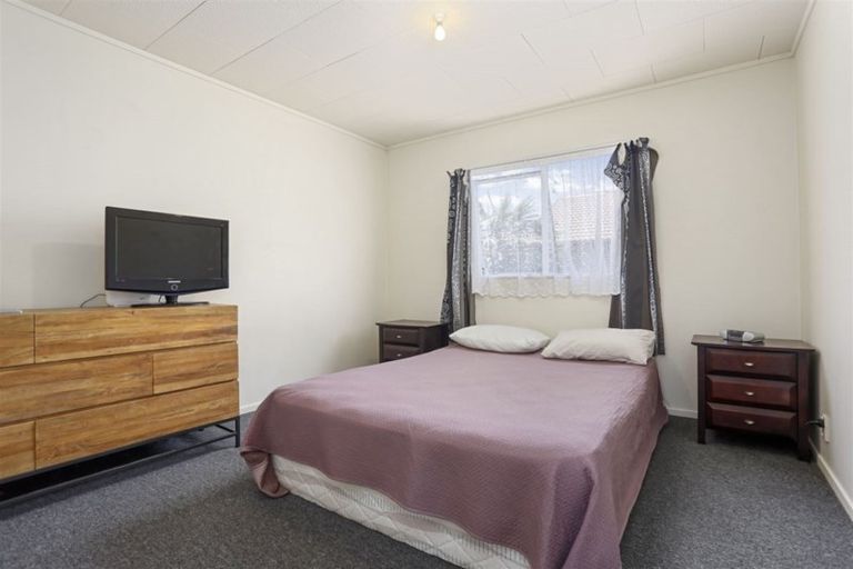 Photo of property in 2/97 Roberts Road, Te Atatu South, Auckland, 0610