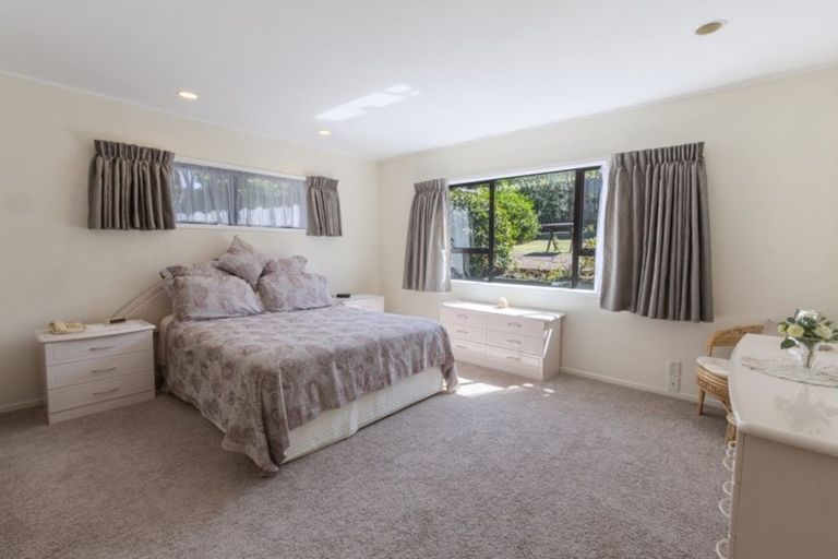 Photo of property in 94 Gosford Drive, Botany Downs, Auckland, 2010