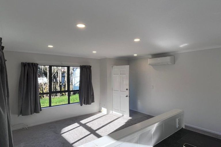 Photo of property in 36 Serwayne Place, Sunnyvale, Auckland, 0612