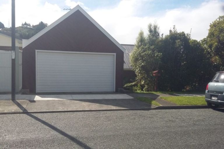 Photo of property in 5 Kekeno Grove, Tirohanga, Lower Hutt, 5010