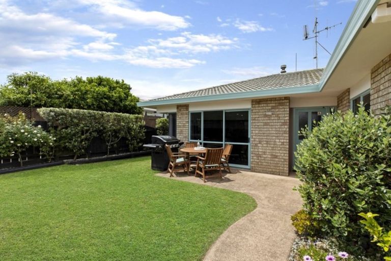 Photo of property in 122 Dalton Drive, Papamoa Beach, Papamoa, 3118